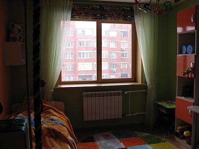 Деревянное окно в детской комнате. Тула, Советский район